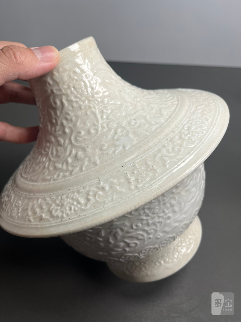 清乾隆  仿定窑模印花口瓶 - 图6